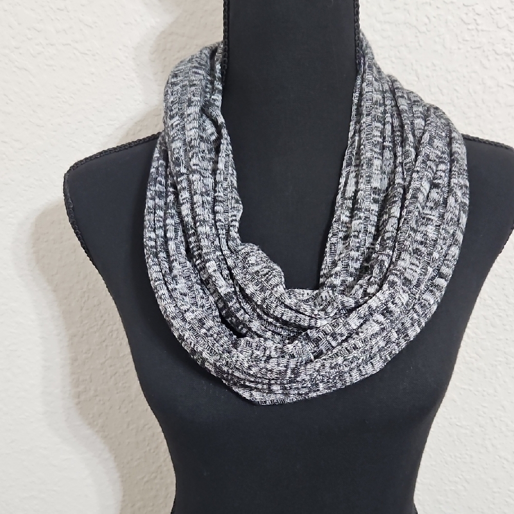 Gray Abstract Pattern Loop Scarf - Picture 2 of 5